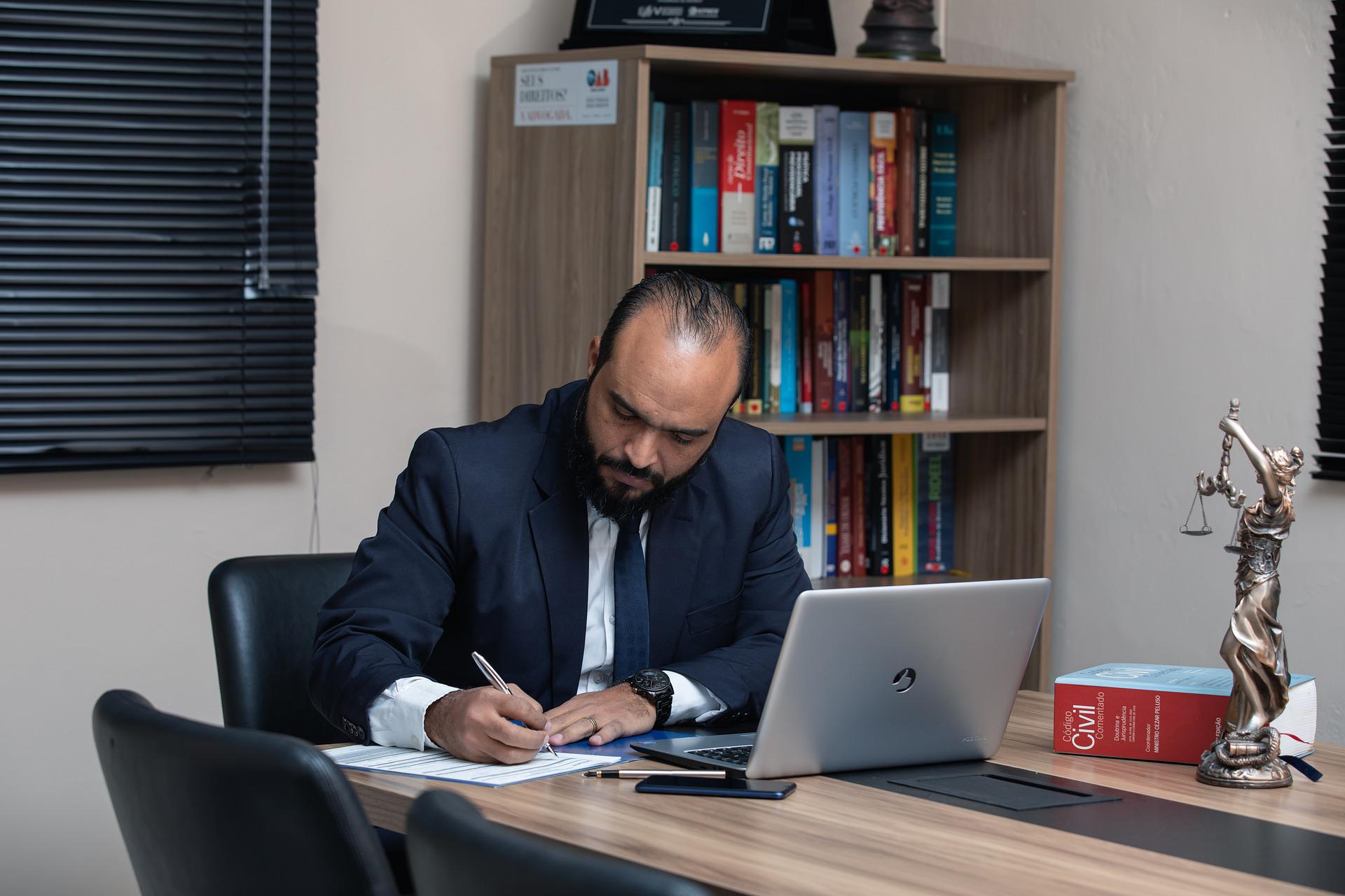 Comment se faire aider par un avocat en ligne ?