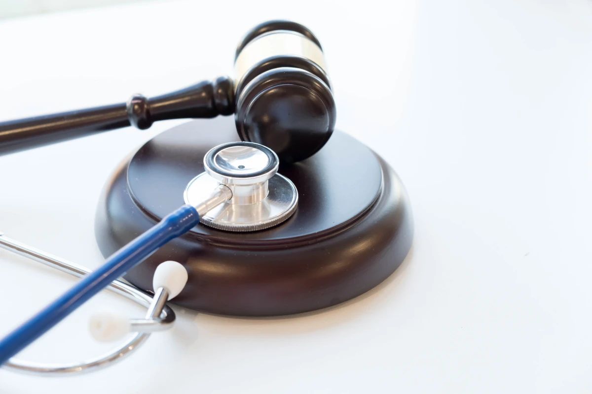 La responsabilité pénale des médecins : entre devoir de soins et risque judiciaire